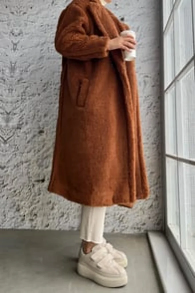 Женское пальто oversize с карманами и двойными пуговицами, из ткани teddy(коричневое) — изображение 3