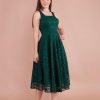Платье-колокол из французского кружева с квадратным вырезом, миди длины, без рукавов, с широкими бретелями, смарагдового цвета — изображение 6