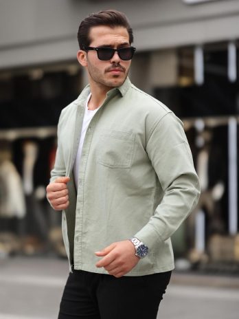 Рубашка мужскаяOversize с одним карманом из мягкого габардина, светло-зеленая, стильная и комфортная для осенне-зимнего сезона