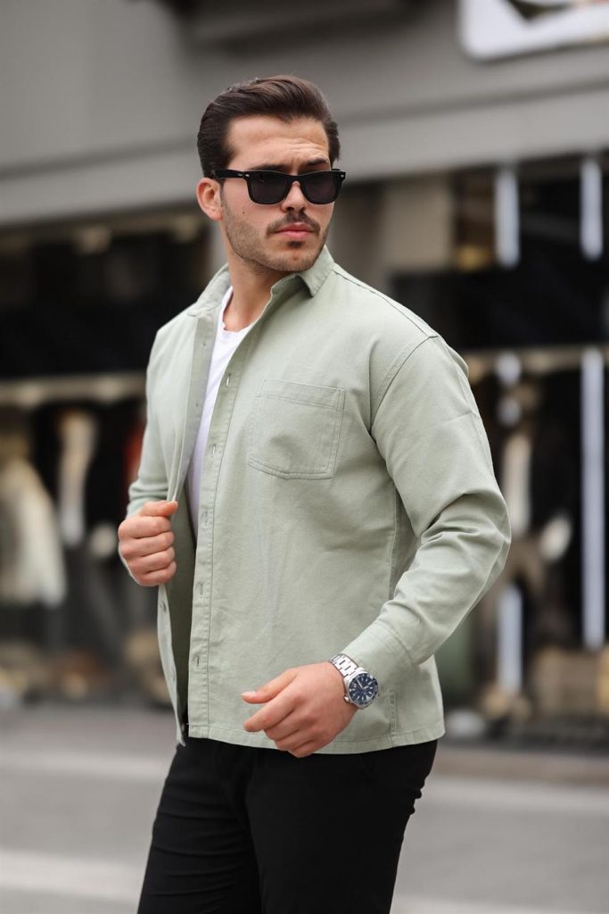 Рубашка мужскаяOversize с одним карманом из мягкого габардина, светло-зеленая, стильная и комфортная для осенне-зимнего сезона