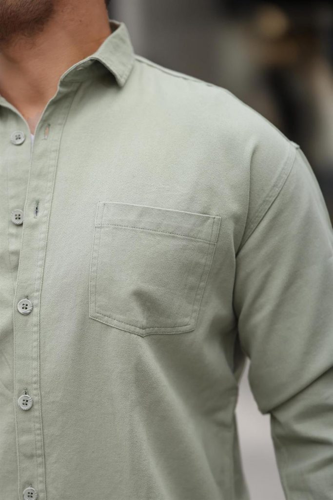Рубашка мужскаяOversize с одним карманом из мягкого габардина, светло-зеленая, стильная и комфортная для осенне-зимнего сезона — изображение 2