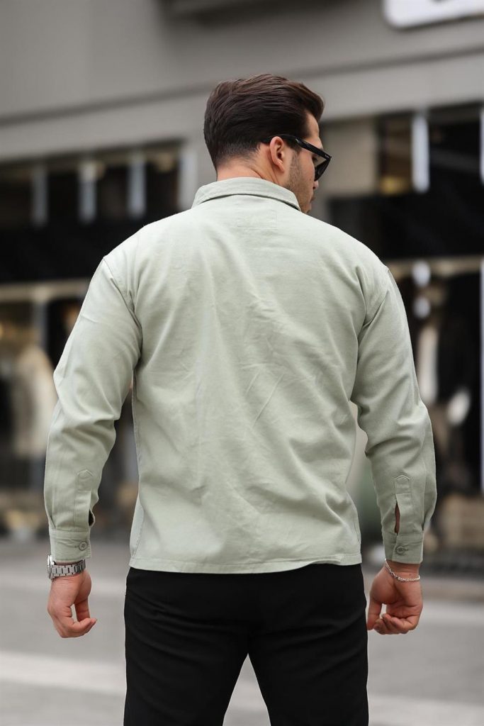 Рубашка мужскаяOversize с одним карманом из мягкого габардина, светло-зеленая, стильная и комфортная для осенне-зимнего сезона — изображение 4