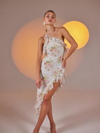 Симпатичное платье цвета экрю, доступно в размерах S, XS, M, L