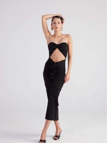 Платье Markano Hailey черное с бёдрами, застёжкой на молнии и открытым плечом, ярко подчеркивающее элегантность и современность