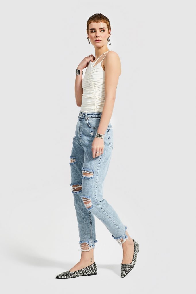1732176095-qjid7tapj0-kadin-snow-kot-rengi-lazer-yirtik-detayli-relax-mom-fit-denim-14806.jpg