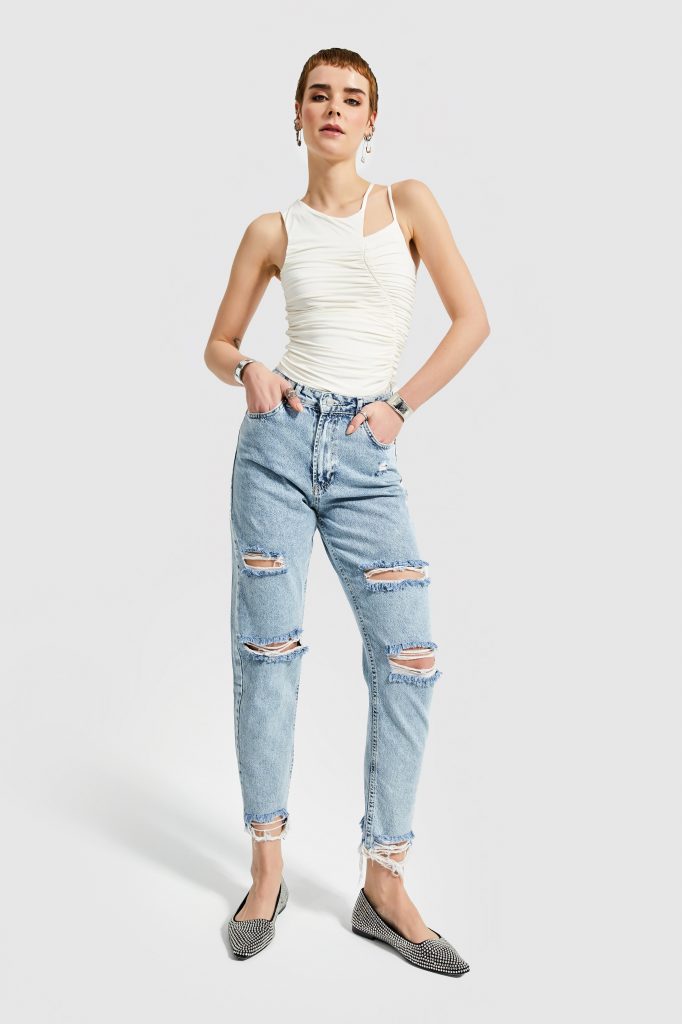 1732176096-nv5oadynbc-kadin-snow-kot-rengi-lazer-yirtik-detayli-relax-mom-fit-denim-14808.jpg
