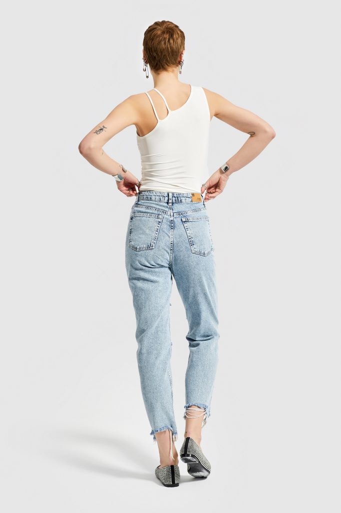 1732176096-zensr2i9p0-kadin-snow-kot-rengi-lazer-yirtik-detayli-relax-mom-fit-denim-14807.jpg