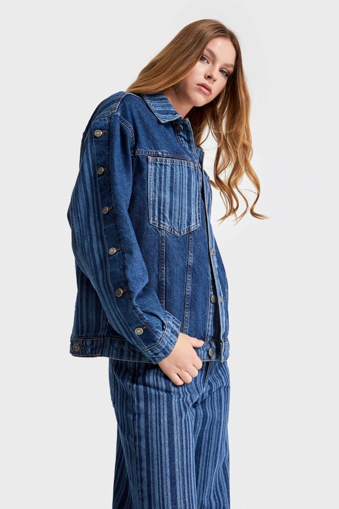 Женская синяя oversize джинсовая куртка с уникальным полосатым тканевым дизайном для стильного образа