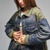 Женская джинсовая куртка оверсайз из смесового трикотажного материала, доступна в размерах 34-40, цвет - джинсовый — изображение 4