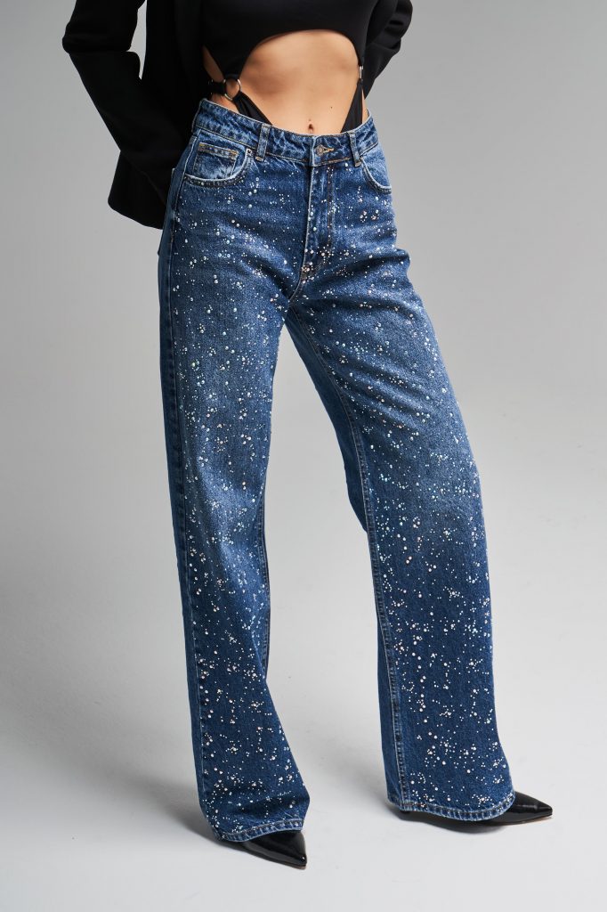 1732176357-jrhdzwxdun-kadin-koyu-mavi-renk-2w45-yapistirma-parlak-tasli-straight-fit-tasarim-denim-18714.jpg