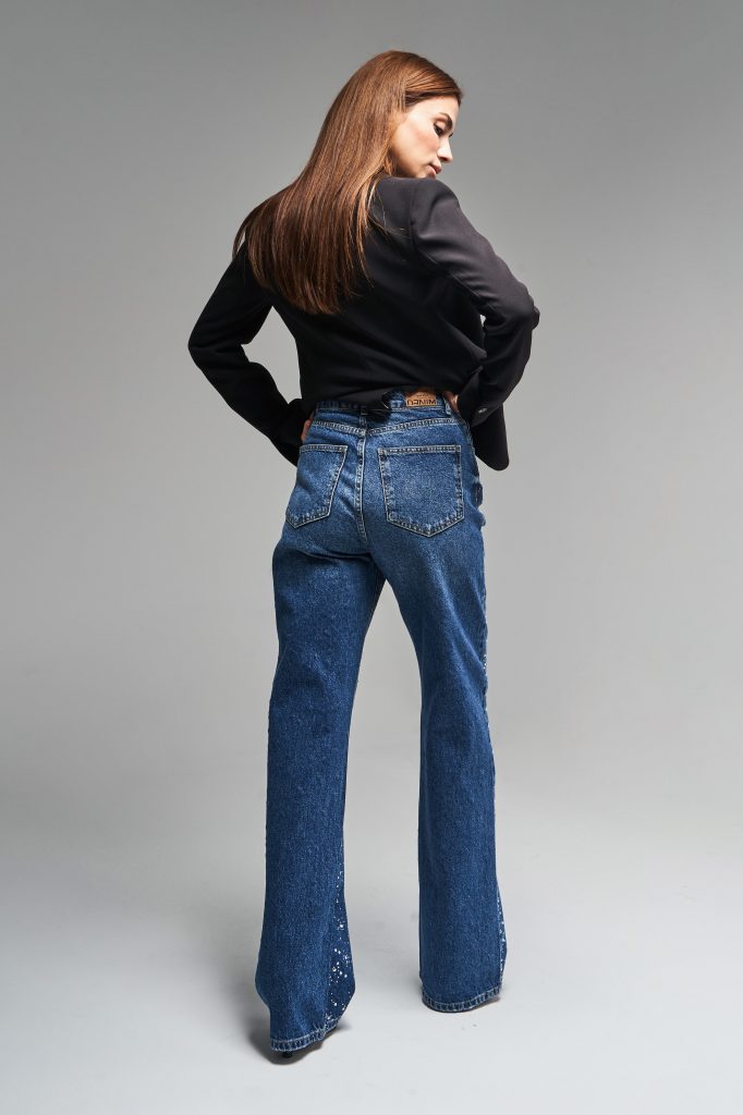 1732176359-jknrykdwjr-kadin-koyu-mavi-renk-2w45-yapistirma-parlak-tasli-straight-fit-tasarim-denim-18717.jpg