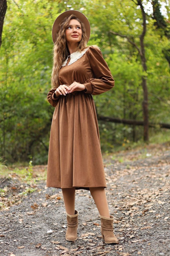 Кофейное платье из велюра с деталью на воротнике, размеры: 36(S), 38(M), 40(L), 42(XL), 44(XXL), 46(3XL)