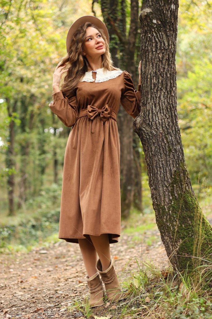 Кофейное платье из велюра с деталью на воротнике, размеры: 36(S), 38(M), 40(L), 42(XL), 44(XXL), 46(3XL) — изображение 2