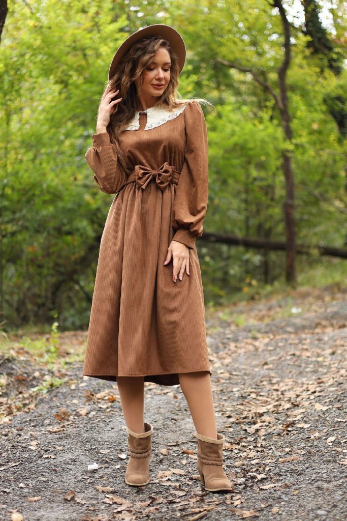 Кофейное платье из велюра с деталью на воротнике, размеры: 36(S), 38(M), 40(L), 42(XL), 44(XXL), 46(3XL) — изображение 3