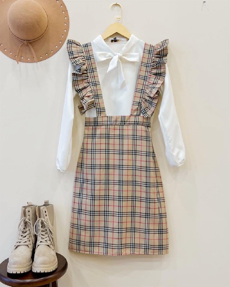 Платье-сарафан Burberry в клетку из 100% акрила, длина 58-62 см, размер S. Рекомендуется ручная стирка. Подходит для модных женщин