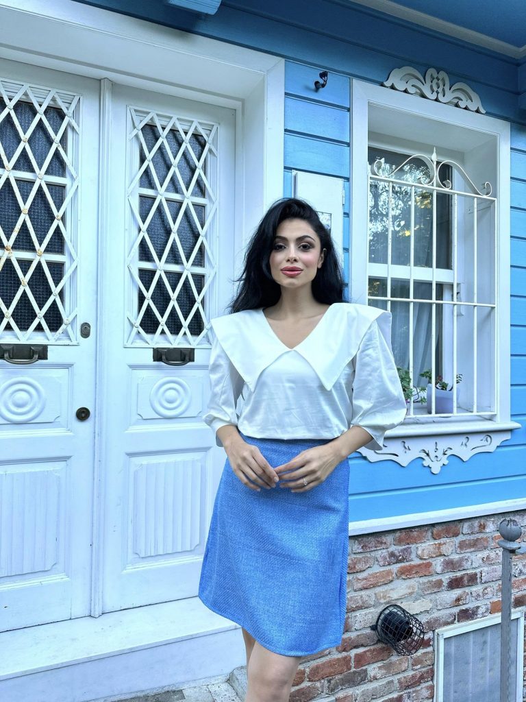 Короткая голубая юбка из шерстяного эффекта, узкая модель, длина около 55-60 см, нежная стирка, доступные размеры 36-46 — изображение 3