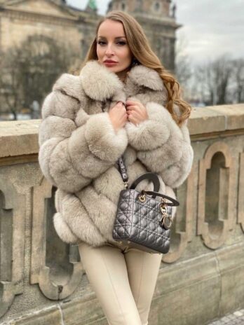Шуба из лисьего меха с диагональными вставками ALISSA(телесный)